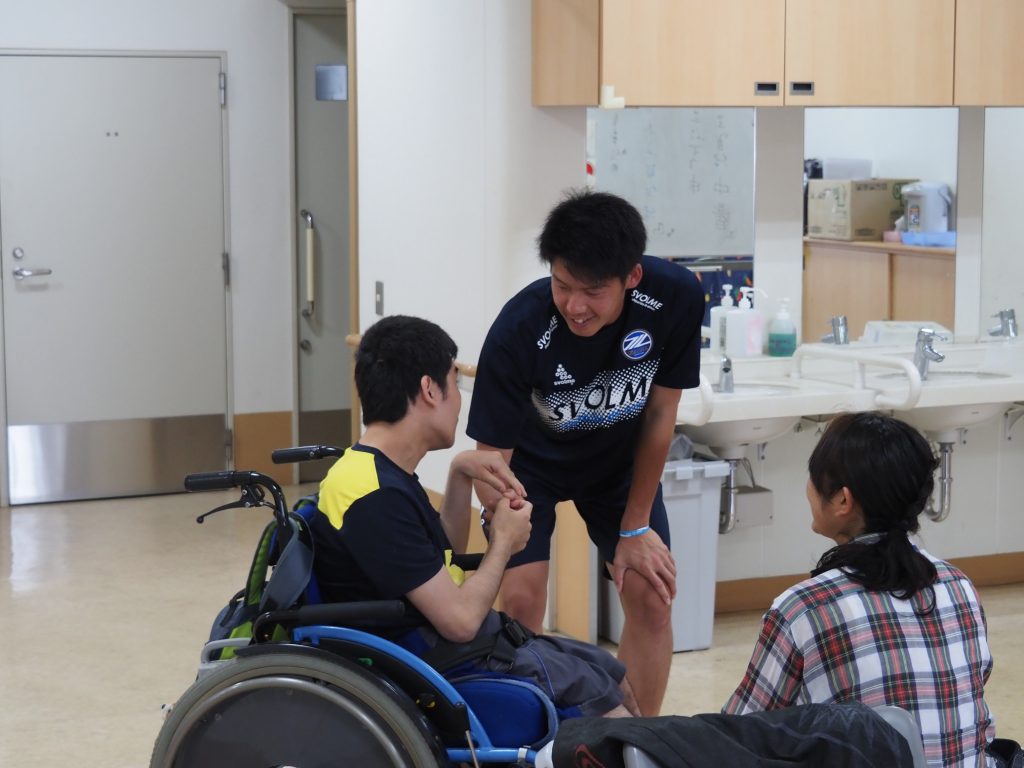 深津選手・渡辺選手が『まちだ育成会』を訪問しました | FC町田